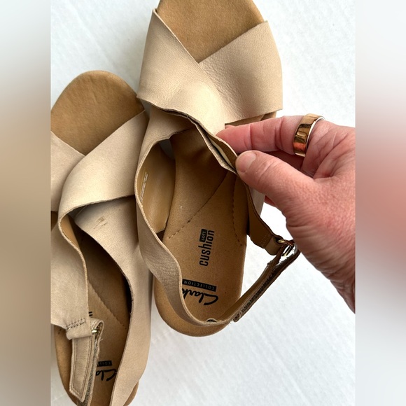 Clarks Tan Suede Cork Wedge Crossover Slingback Soft Cushion Boho Sandals Sz 8 - Picture 11 of 11